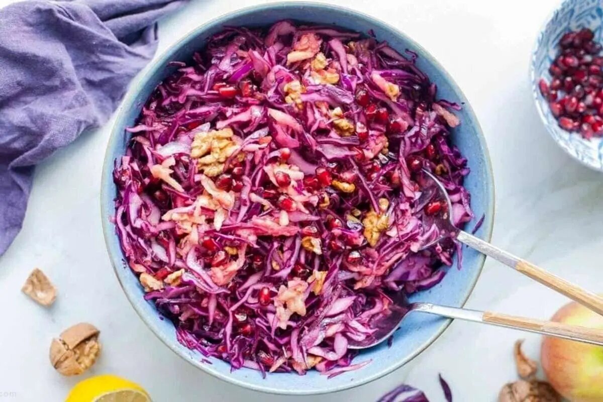 سالاد انار یک گزینه عالی برای رنگ و لعاب دادن به سفره شب یلدا!