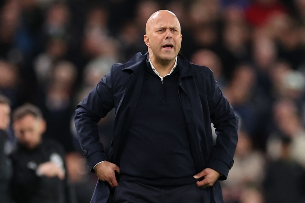 نویل در مورد سرمربی لیورپول گفت: «سوالات زیادی وجود دارد. اسلات هنوز در تلاش است تا به آنها پاسخ دهد.»