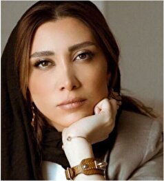 استایل زیبای نیکی مظفری با گل بزرگ و برجسته که در اولین نگاه جلب توجه می‌کند