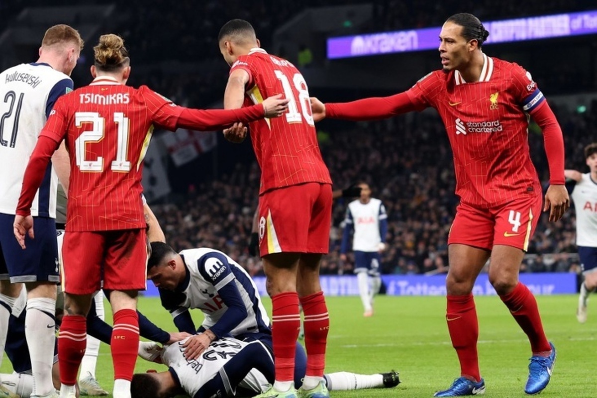 نویل از عملکرد تیم انتقاد کرد و گفت: «لیورپول فاجعه است. آنها واقعاً باورنکردنی هستند.»