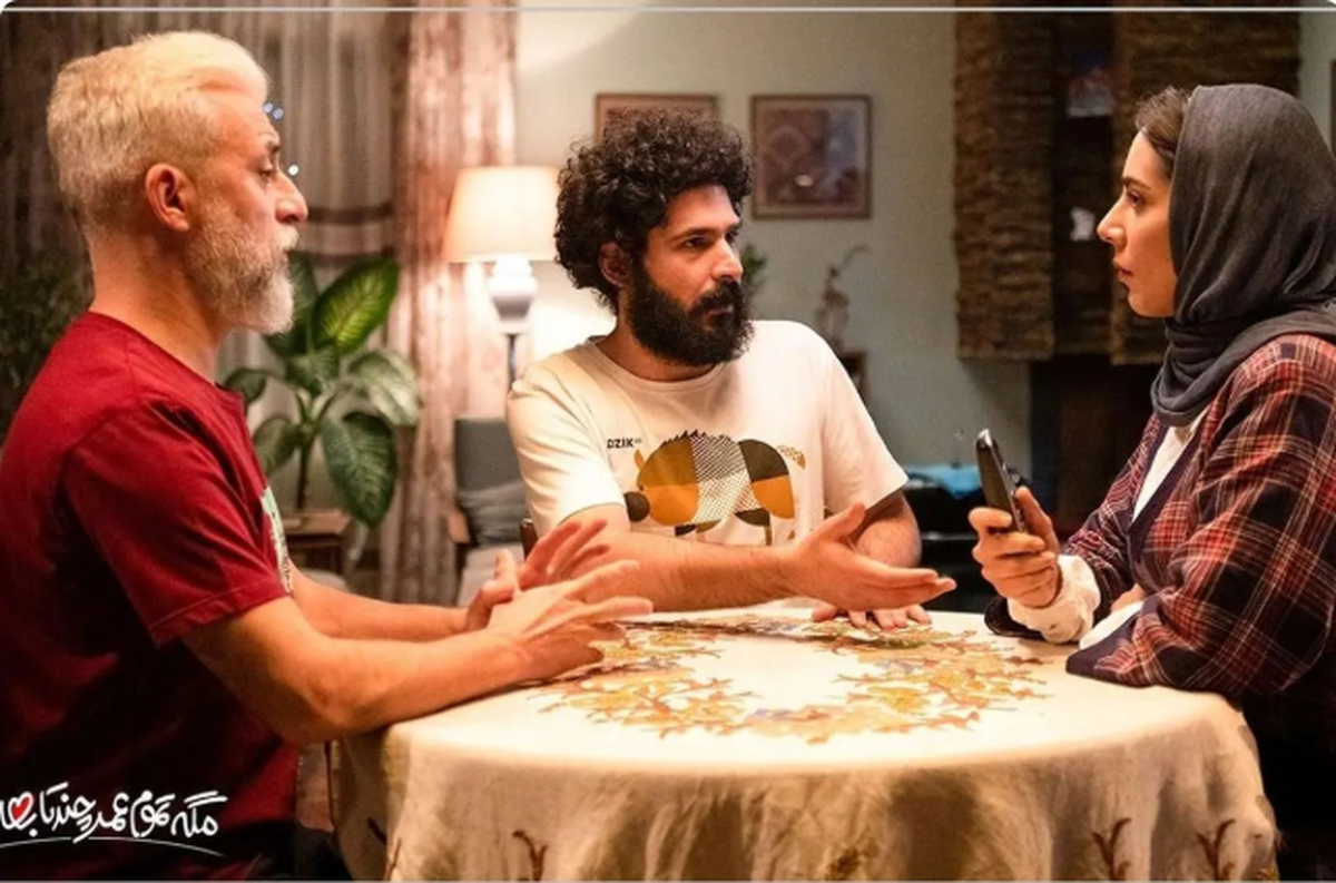 شنای بیژن بنفشه‌خواه با لَنگ حمام در غار نمکی+عکس