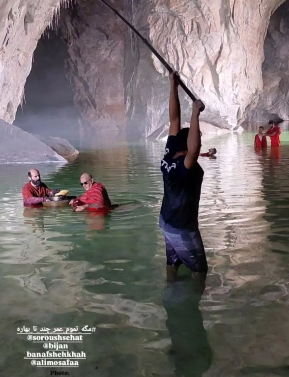 شنای بیژن بنفشهخواه با لَنگ حمام در غار نمکی+عکس شنای بیژن بنفشهخواه با لَنگ حمام در غار نمکی+عکس