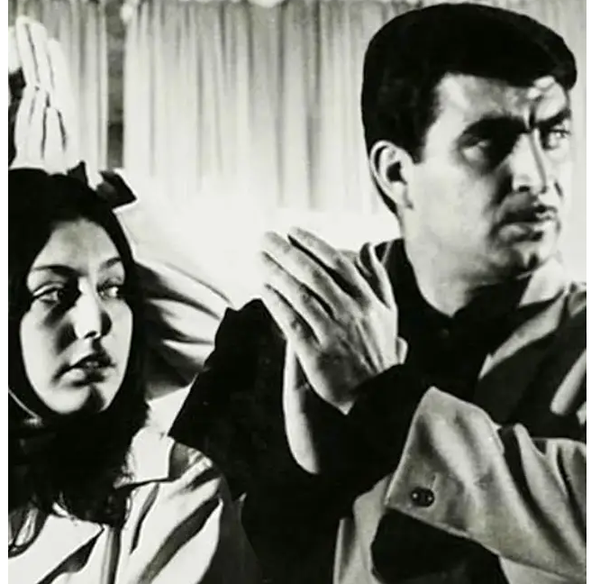 تصویر سیاه و سفید از محمد متوسلانی و فائقه آتشین در یک فیلم نوستالژی