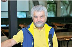 تصویر سیاه و سفید از محمد متوسلانی و فائقه آتشین در یک فیلم نوستالژی