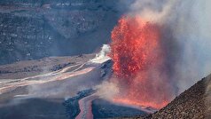 آتشفشان کیلاویا در هاوایی فوران کرد و فواره‌ای از گدازه به ارتفاع تقریباً ۱۲۰۰ فوت (حدود ۳۲۰ متر) از آن خارج شد.