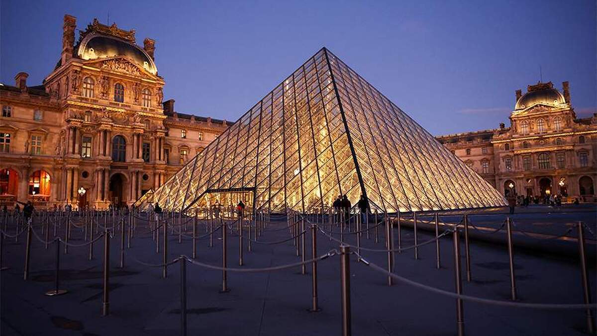 گزارش‌های رسانه‌ای حاکی از آن است که صد‌ها کتاب مصرشناسی در موزه لوور بر اثر نشت آب آسیب دیده‌اند.