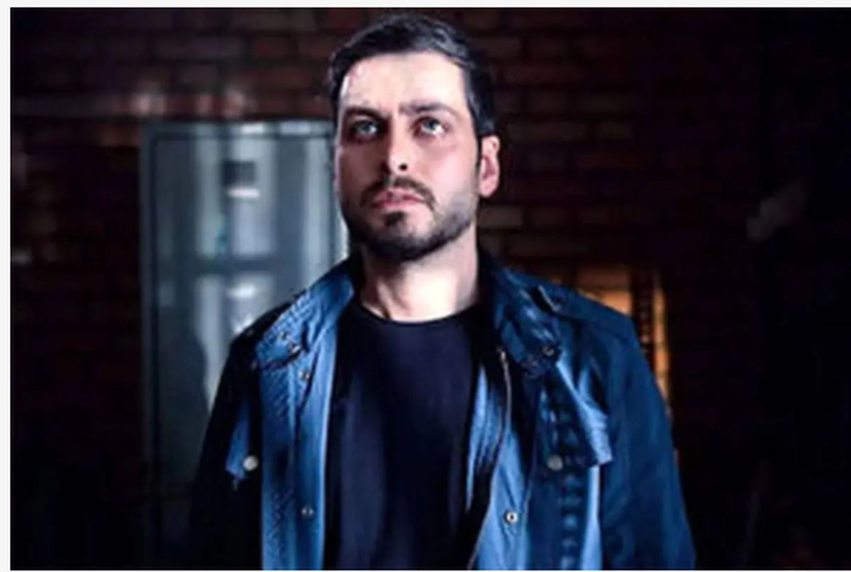 بازیگر نقش محمدعلی در سریال «آنام» با تیپ اسپرت و خیابانی