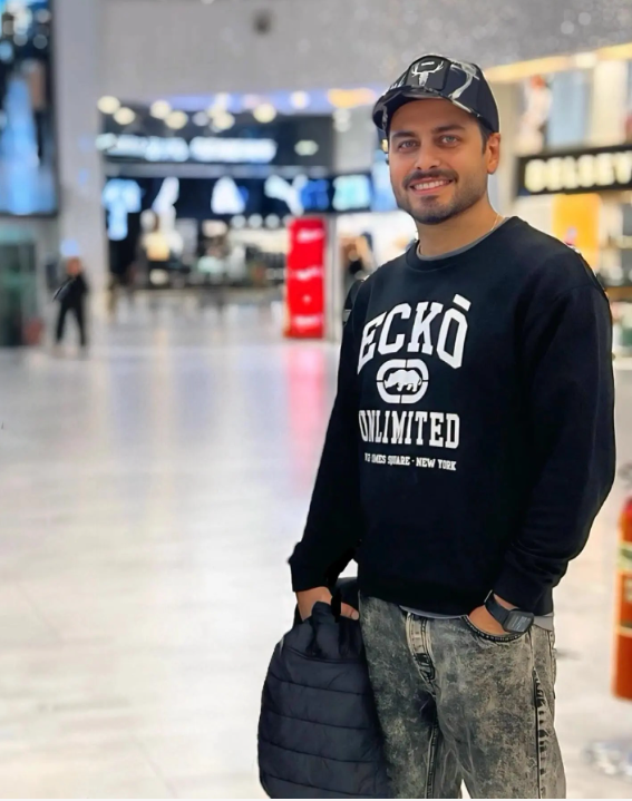 بازیگر نقش محمدعلی در سریال «آنام» با تیپ اسپرت و خیابانی