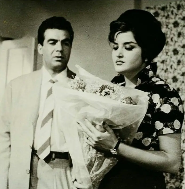 وقتی ناصر ملک مطیعی برای پوران دسته گل هدیه آورد؛ سال ۱۳۳۹ +عکس