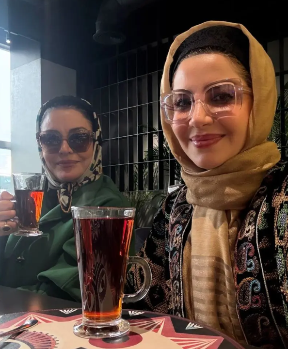 کافه گردی ملیکا و مریلا زارعی به صرف چای! +عکس کافه گردی ملیکا و مریلا زارعی به صرف چای! +عکس