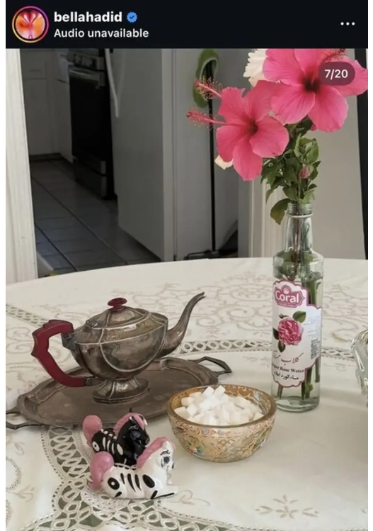 گلاب، فرش ایرانی و تخته نرد در خانه بلا حدید گلاب، فرش ایرانی و تخته نرد در خانه بلا حدید