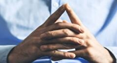 آیا می‌دانید حرکات دست در روانشناسی چه مفهومی دارد؟