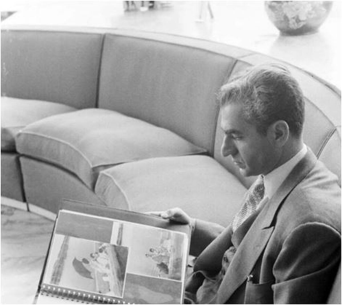 تصویری شکار شده از محمدرضا پهلوی درحال مرور خاطراتش با «ثریا» بعد از جدایی!