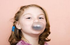 قورت دادن آدامس! چه اتفاقی برای بدن شما می‌افتد؟