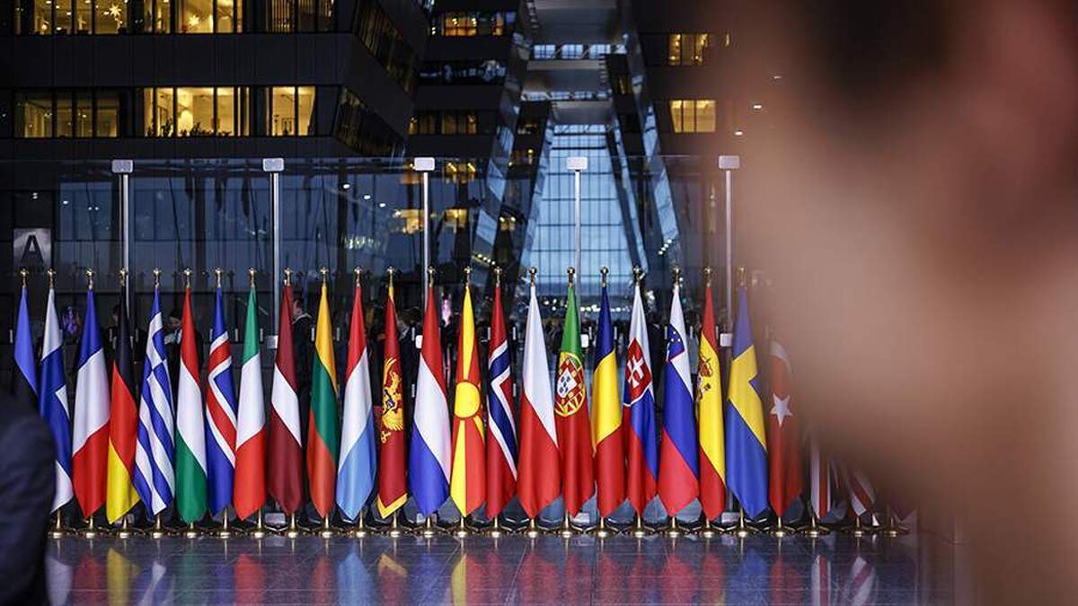 فایننشال تایمز خروج آمریکا از ناتو و نزدیکی به روسیه را مجاز دانست.