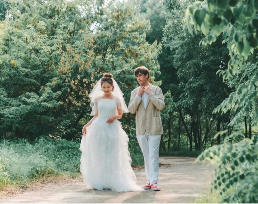 عکس اِمیکا کامیئدا با لباس عروس در کنار شوهر اسپانیایی اش وایرال شد! عکس اِمیکا کامیئدا با لباس عروس در کنار شوهر اسپانیایی اش وایرال شد!