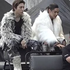 طرز نشستن تارزان و ووچان در یک مراسم خشم هواداران را برانگیخت!