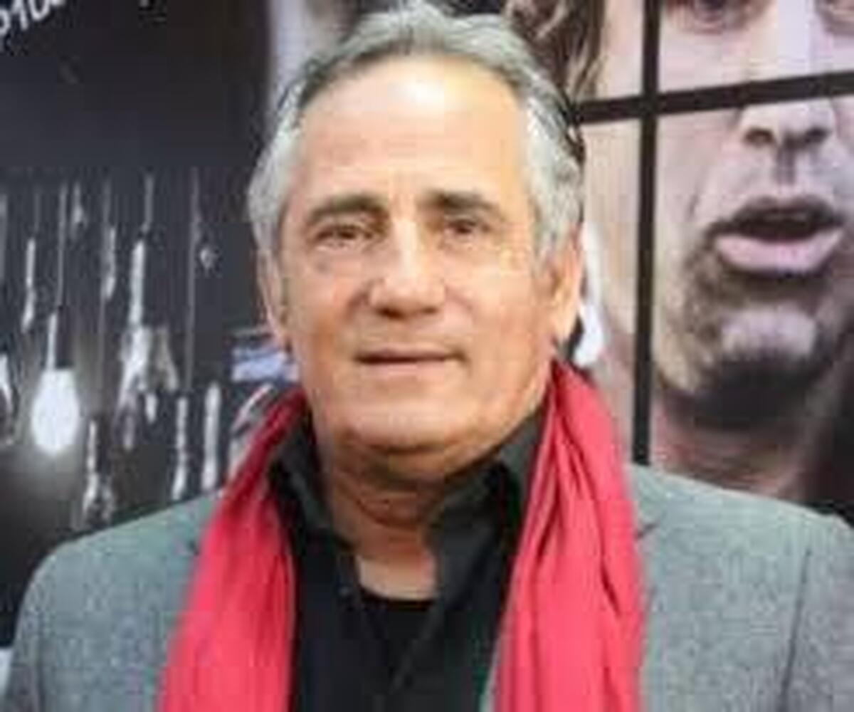 استایل پولداری و جوان پسند مجید مظفری در یک کافه