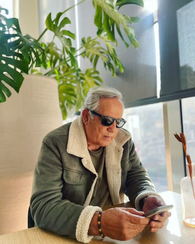 استایل پولداری و جوان پسند مجید مظفری در یک کافه