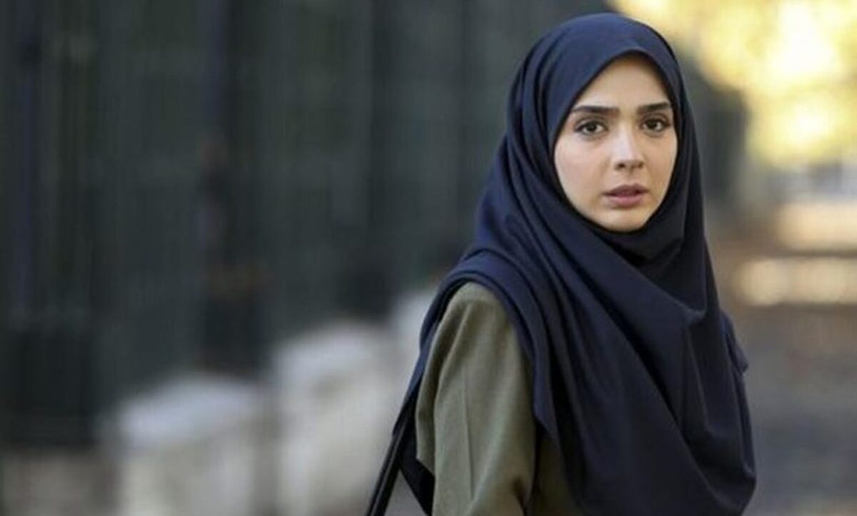 سلفی آسانسوری المیرا دهقانی با پالتو سفید لاکچری