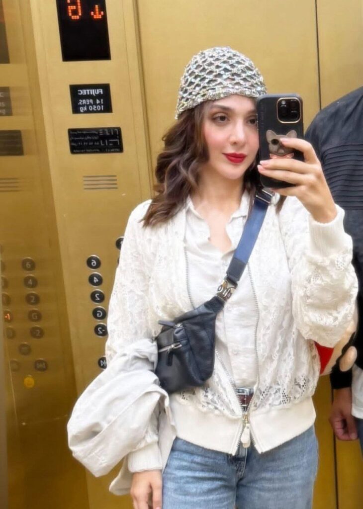 سلفی آسانسوری المیرا دهقانی با پالتو سفید لاکچری سلفی آسانسوری المیرا دهقانی با پالتو سفید لاکچری