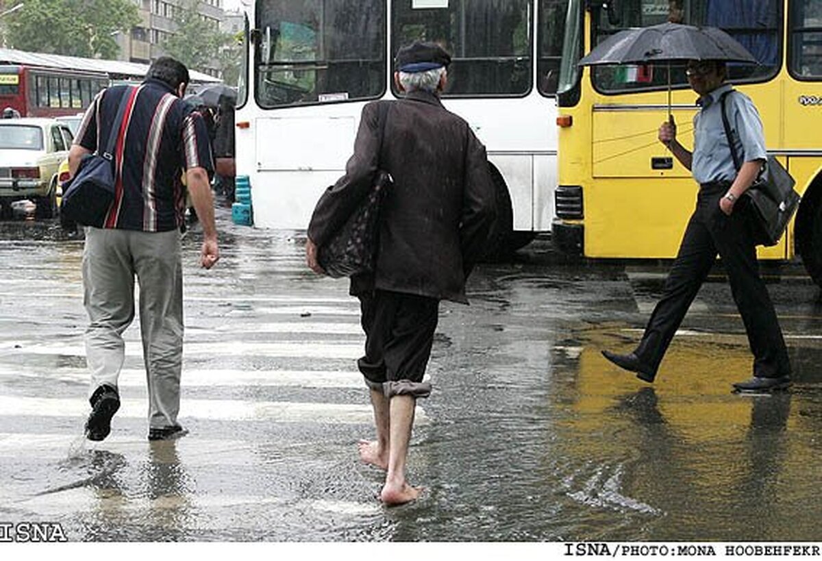 لغزندگی معابر تهران پس از بارش باران و عدم دید کافی/ رانندگان با احتیاط برانند