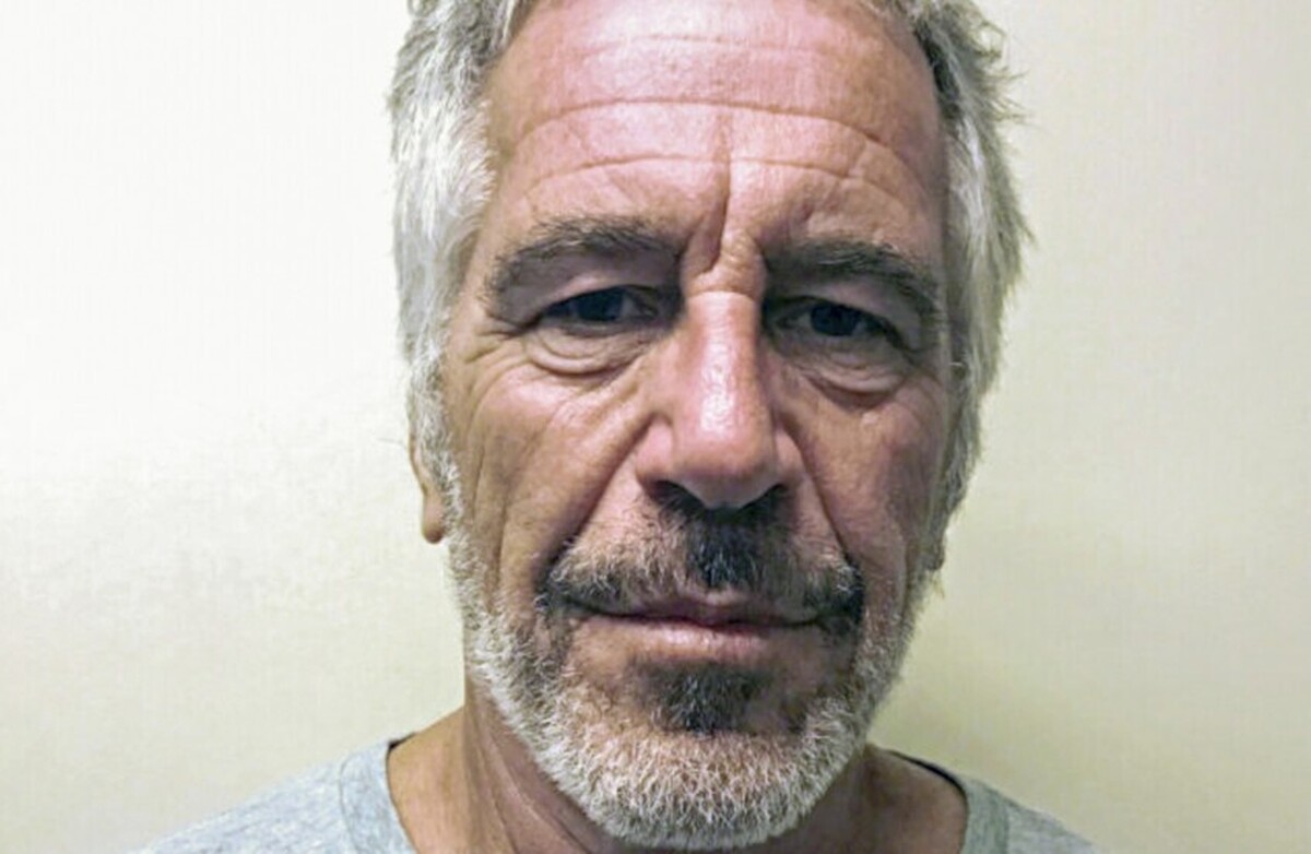 یک افشاگری تکان‌دهنده، رابطه طولانی‌مدت بین یک نماینده کنگره ایالات متحده و اپستین، متجاوز جنسی، پس از افشای پیام‌هایشان را آشکار می‌کند