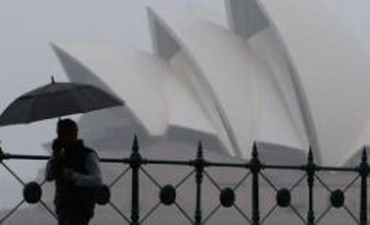 توفان «فینا» شمال استرالیا را در تاریکی فرو برد