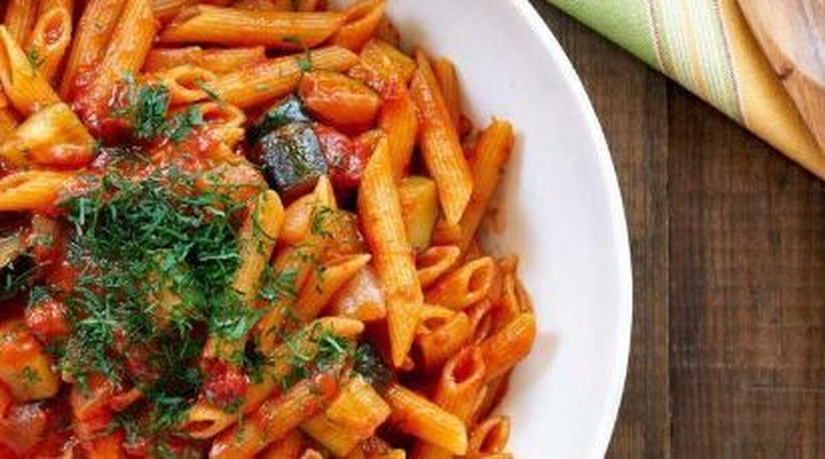 برای دیت دونفره این پاستا پنه با سس آرابیاتا را آماده کنید