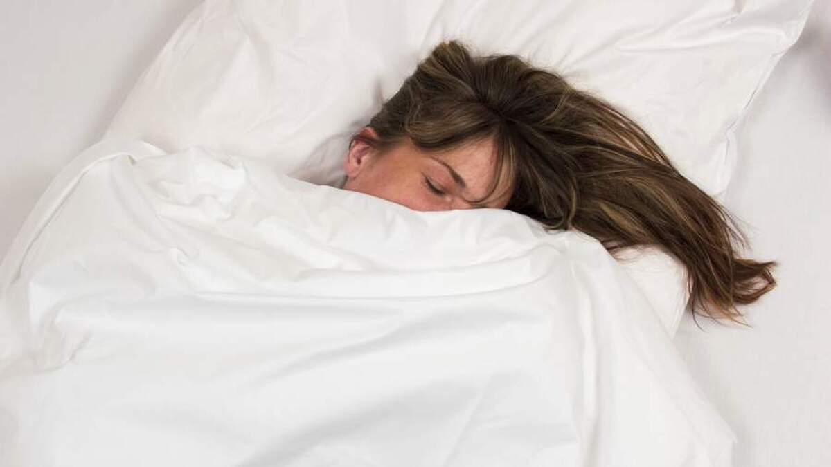 یک پزشک در مورد خطرات استفاده از پتو‌های سنگین هشدار داد.