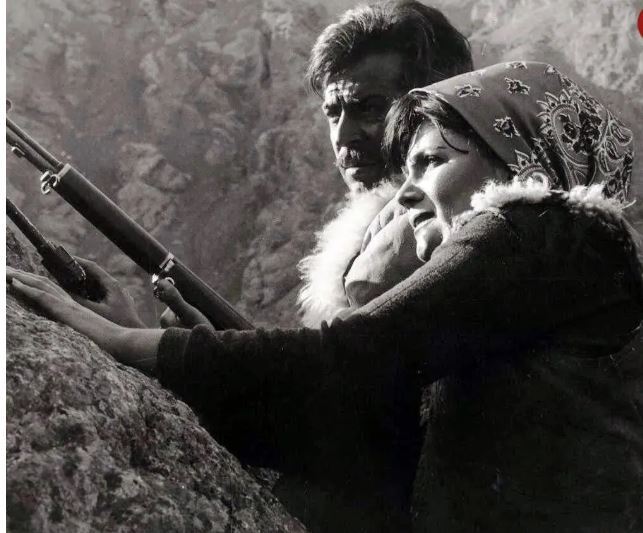 اسلحه به دست شدن تهمینه اطمینان مقدم در یک فیلم نوستالژی اسلحه به دست شدن تهمینه اطمینان مقدم در یک فیلم نوستالژی