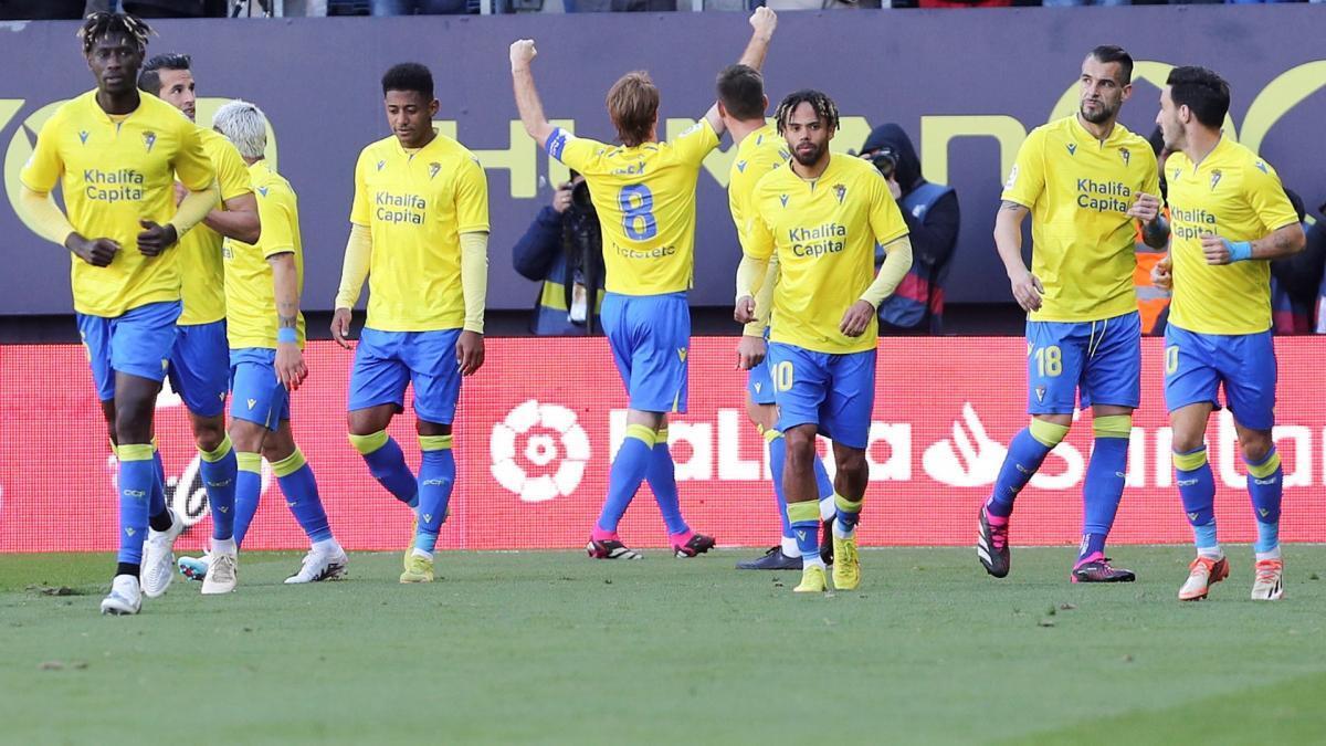 کادیز تیم خود را تقویت می‌کند