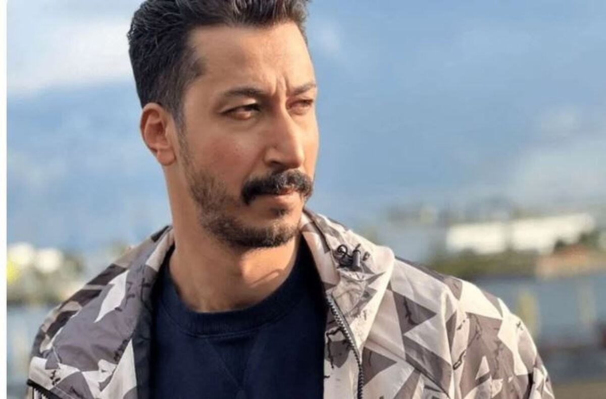 قاب گنگ از بهرام افشاری در کنار معروف‌ترین گلزن ملی تاریخ فوتبال/با تیپ مشکی و عینک دودی!