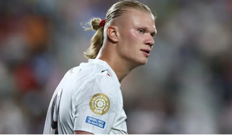 ۹ بازیکن که نامشان در فهرست ۱۰۰ فوتبالیست برتر تاریخ خالی است ۹ بازیکن که نامشان در فهرست ۱۰۰ فوتبالیست برتر تاریخ خالی است