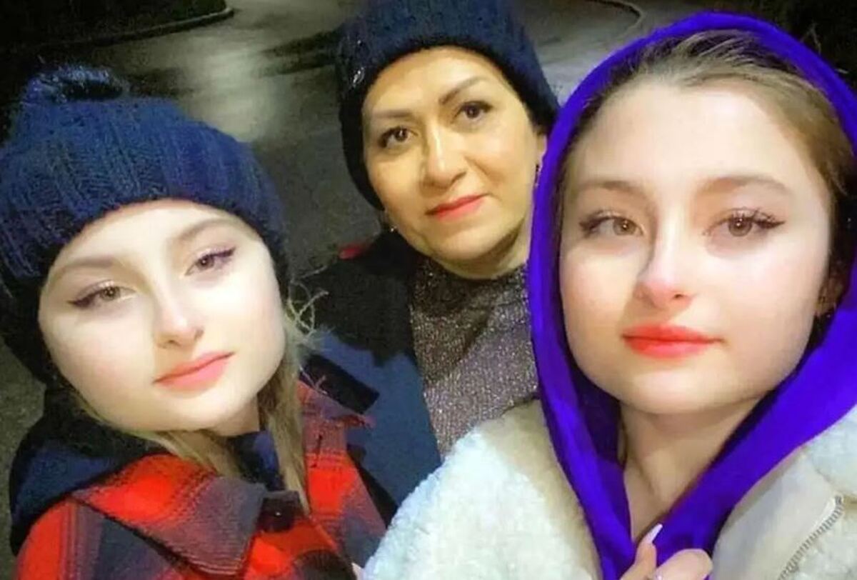 سارا و نیکا فرقانی در یک رستوران لوکس به همراه دوستان