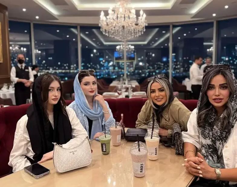 سارا و نیکا فرقانی در یک رستوران لوکس به همراه دوستان