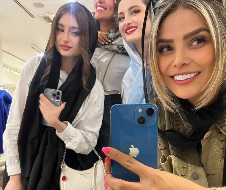 سارا و نیکا فرقانی در یک رستوران لوکس به همراه دوستان