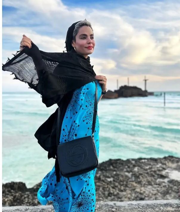 سپیده خداوردی با پیراهن ساحلی آبی در ساحل کیش سپیده خداوردی با پیراهن ساحلی آبی در ساحل کیش