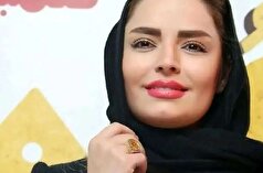 سپیده خداوردی با پیراهن ساحلی آبی در ساحل کیش