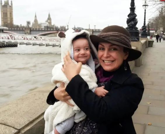 «ماهچهره خلیلی» به همراه پسرش در لندن؛ سال ۱۳۹۴ «ماهچهره خلیلی» به همراه پسرش در لندن؛ سال ۱۳۹۴