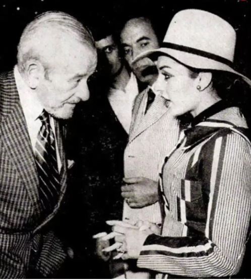 سفر در زمان؛ «گوگوش ۲۱ ساله» در حال گفت‌و‌گو با «ویلیام وایلر» در تهران؛ سال ۱۳۵۰