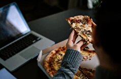 دانشمندان توضیح داده‌اند که چرا غذا خوردن در اواخر شب به افزایش وزن کمک می‌کند.