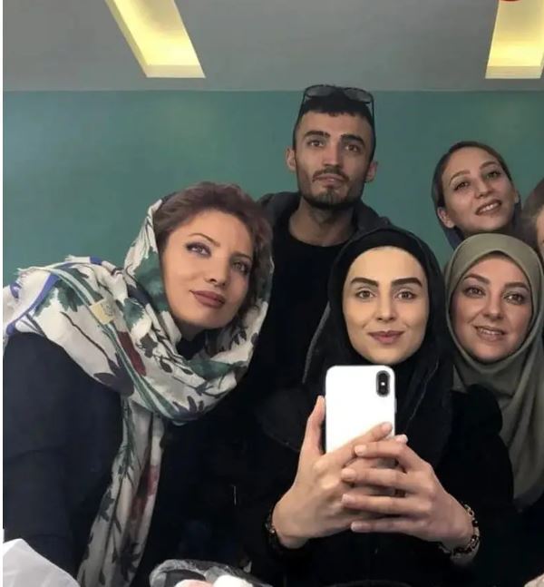 «سهیلا و آفرین» در اتاق گریم سریال آنام؛ سال ۱۳۹۶ «سهیلا و آفرین» در اتاق گریم سریال آنام؛ سال ۱۳۹۶