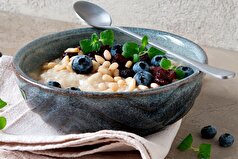 متخصص گوارش، توضیح داد که چه کسانی نباید برای صبحانه فرنی بخورند.