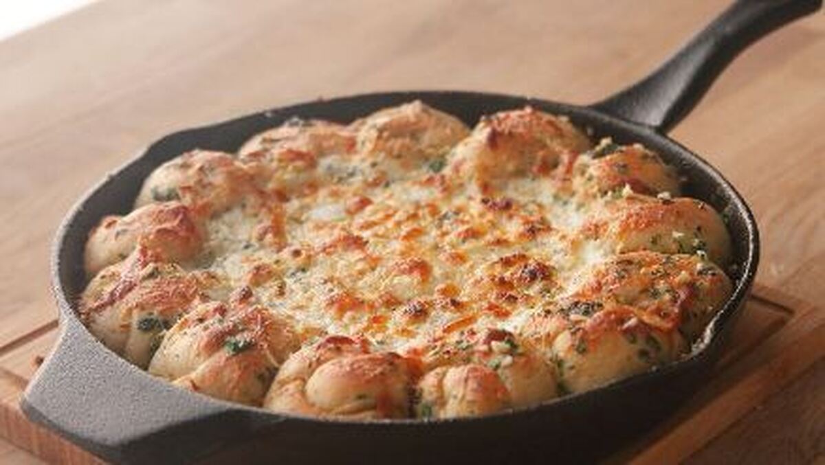 آموزش مرحله به مرحله تهیه دیپ پیتزا سیر و پنیر