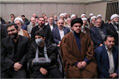 نکته مورد توجه در این تصویر، در دیدار مداحان با رهبر انقلاب خبرساز شد