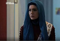 بازیگر نقش آیناز سریال آنام با چهره خسته در پشت صحنه