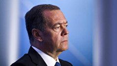 مدودف، زلنسکی را به تلاش برای به تأخیر انداختن مذاکرات با برگزاری همه‌پرسی متهم کرد