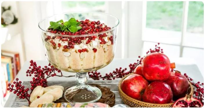 ترایفل انار؛ یک دسر لایه لایه و وانیلی که ازش سر نمیشید! ترایفل انار؛ یک دسر لایه لایه و وانیلی که ازش سر نمیشید!