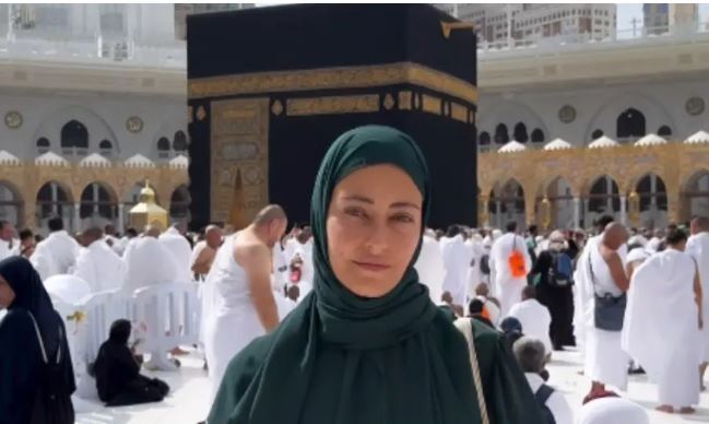 تصویری عرفانی و باحجاب از بازیگر و مدل مشهور ترکیه در مراسم حج تصویری عرفانی و باحجاب از بازیگر و مدل مشهور ترکیه در مراسم حج